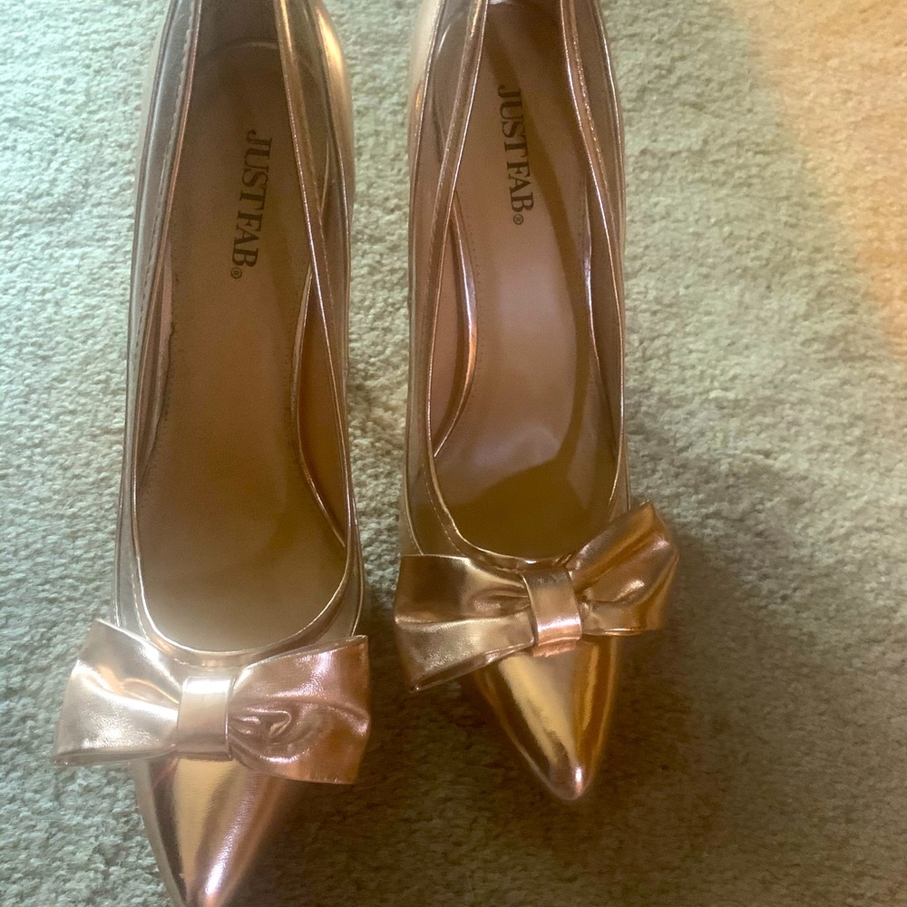 Flirty bow heels